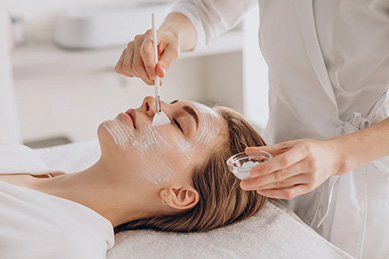 A importância da limpeza de pele na prevenção de linhas de expressão